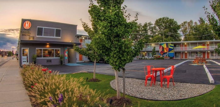 Hotel Royal Oak (Jones Motel, Jones Royal Motor Inn) - Web Listing (newer photo)